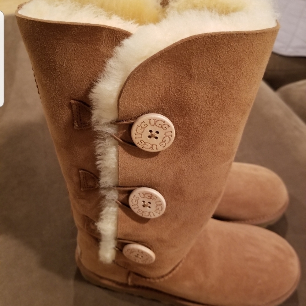 UGGS Triple Bailey Button II
